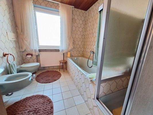 Badezimmer EG Bad und Dusche