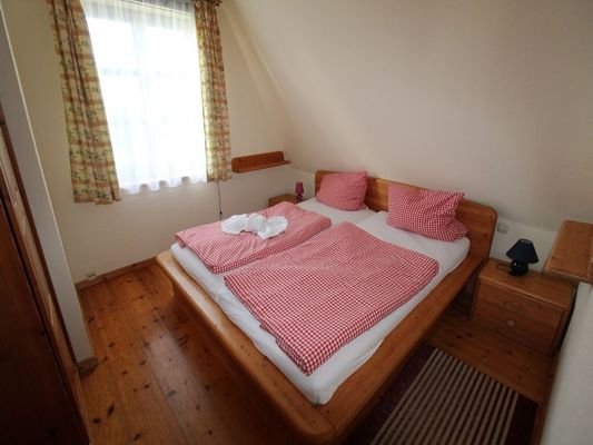 Das geräumige Elternschlafzimmer