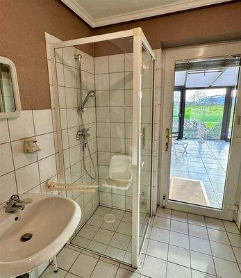 HWR mit sep. barrierefreier Dusche und WB