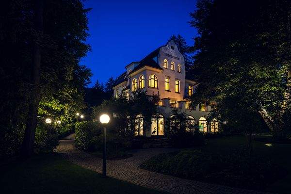 Villa bei Nacht