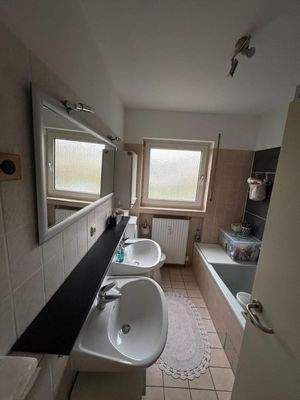 Tglbad mit Wanne + Dusche