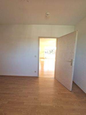 Blick vom Schlafzimmer ins Wohnzimmer