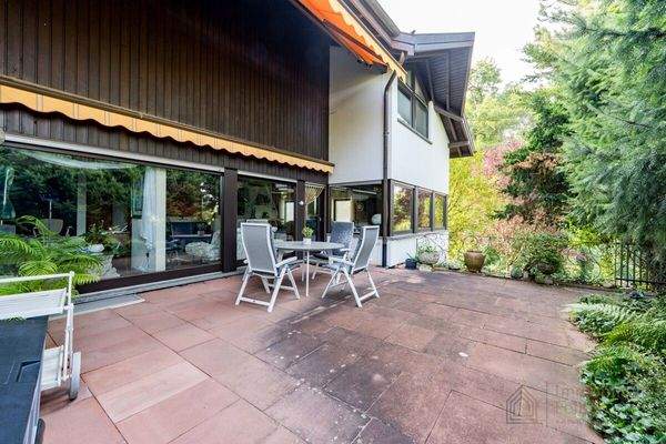 Terrasse Erdgeschoss mit  zwei Markisen