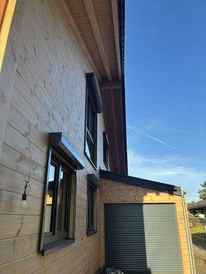 Seitenansicht mit Garage