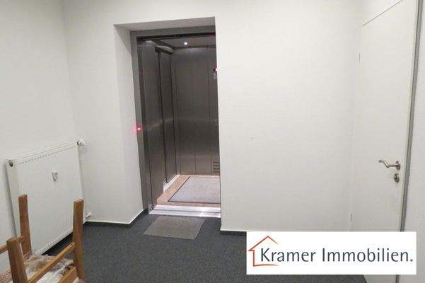 Vorraum mit Fahrstuhl