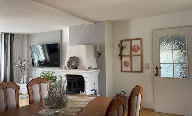 Wohn-Esszimmer mit Kamin