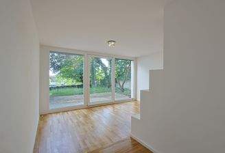 Heller Wohn- und Arbeitsbereich mit Zugang zu Garten und Terrasse