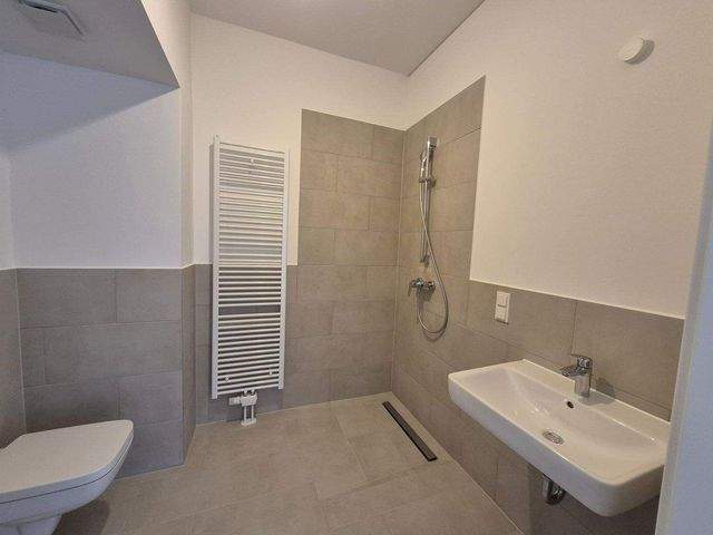 Schicke 2-Zimmerwohnung mit Parkett, Balkon, Einbauküche u. Fußbodenheizung - Photo 2