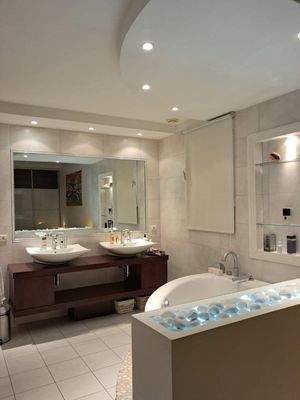 Badezimmer mit kiesbeleuchtung