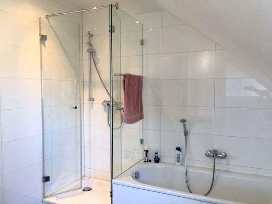 Bad mit Dusche und Wanne