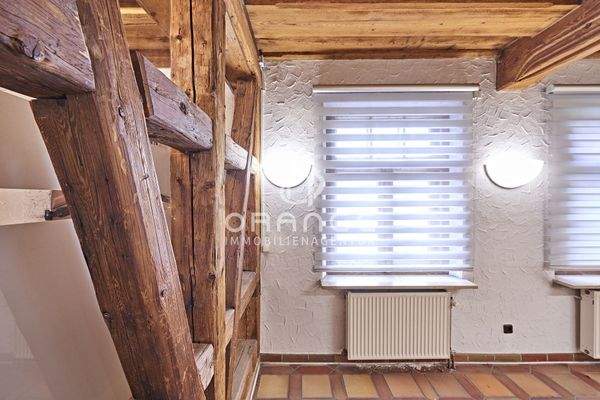 Alte Holzbalken begleiten Sie überall im Hauptraum