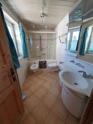 Obergeschoss - Bad.jpg