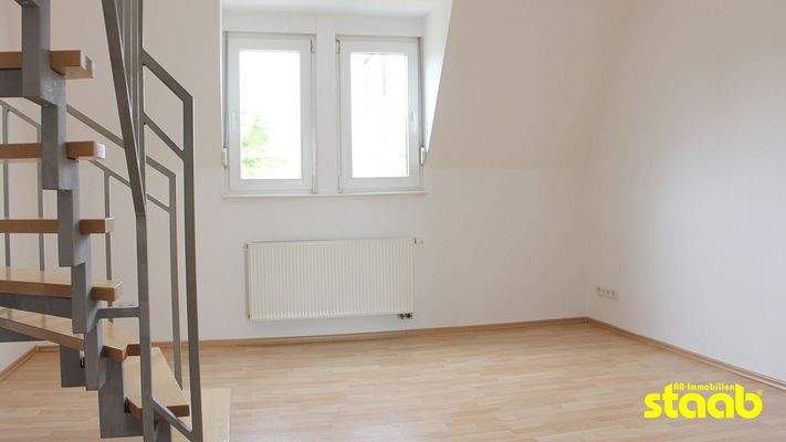 Wohnzimmer mit Trepppe zur Galerie