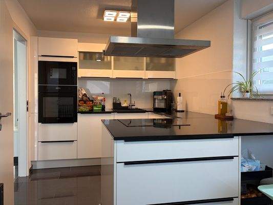 moderne, gut ausgestattete Küche