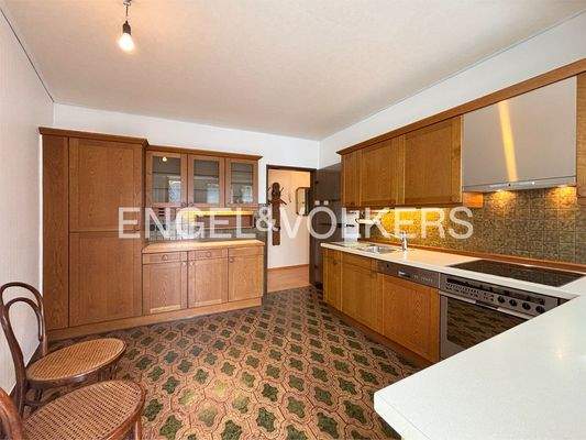 Küche mit Zugang zum Balkon