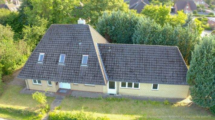 Eingangsbereich und Anbau mit Nebeneingang