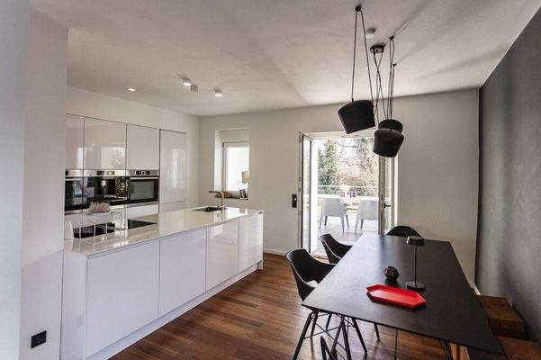 Küche mit Essbereich und Terrasse (EG)