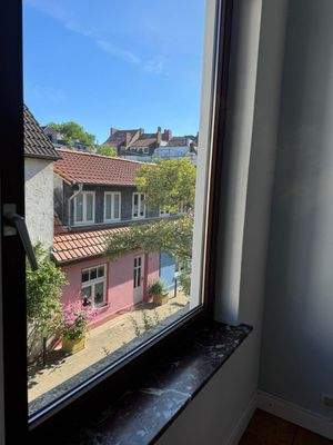 ...mit schönem Blick auf die Straße