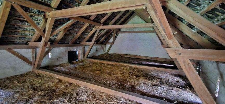 Blick auf das Dachgebälk der Scheune