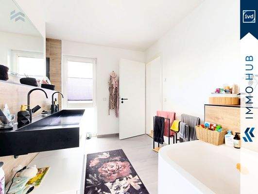 Badezimmer mit Wanne und Dusche