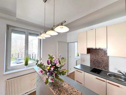 Küche mit Küchenblock 