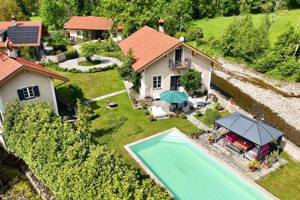 Außenansicht mit Pool