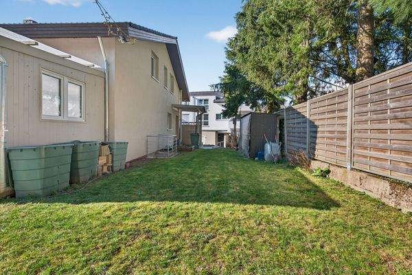 Gartenfläche mit Blick auf Frühstücksterrasse
