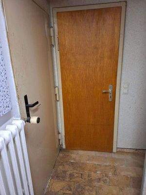 links Heizung und Öltanks