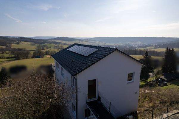 Straßenansicht und Talblick, Zugang zur Immobilie
