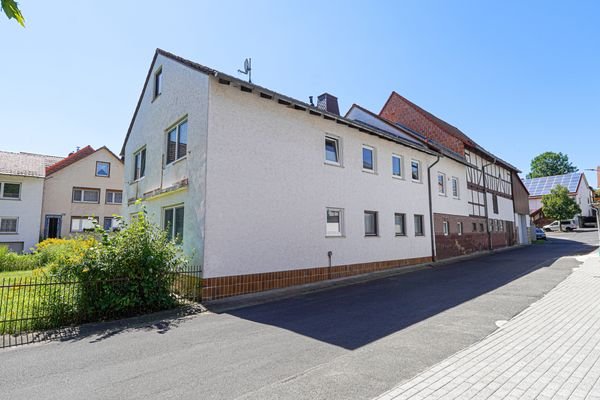 Seitliche Straßenansicht auf Wohnhaus