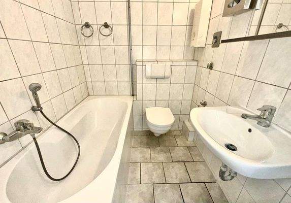 makellos ETW HRO K-M-Str. 64 WE2 Wannenbad.jpg