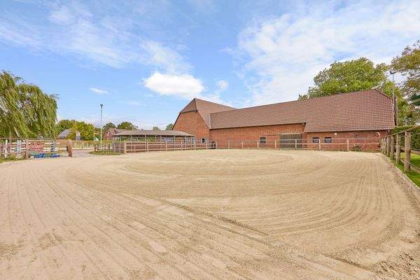 09 Longierplatz & Führmaschine.jpg