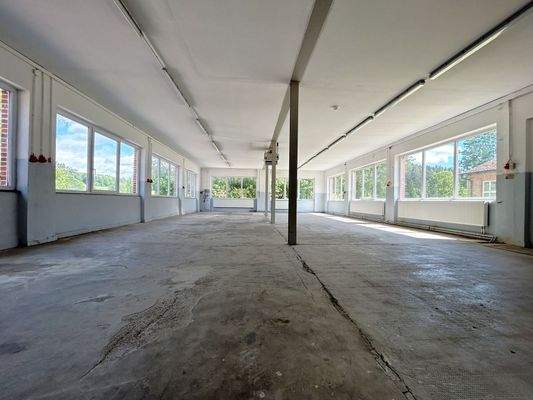 Halle 1 (links): Die Helligkeit im Hauptteil kommt durch umlaufenden Fenster