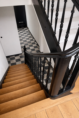 Treppenhaus Blick zur Eingangstür.png