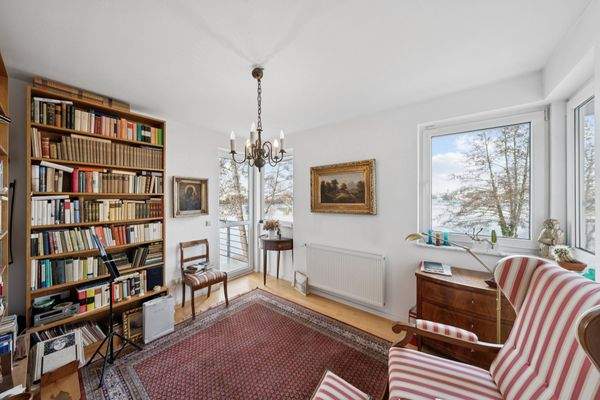 Zimmer im Obergeschoss mit Terrassenzugang