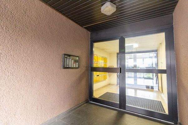 Hauseingang mit Klingeltableau