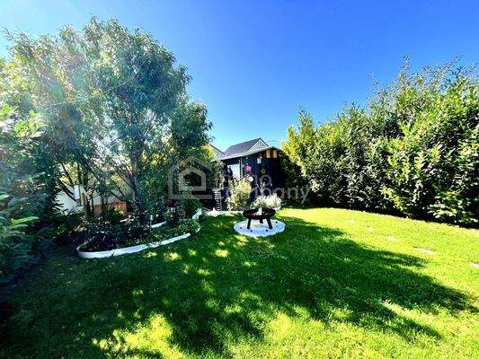 Garten mit Blick auf Feuerstelle und Hütte