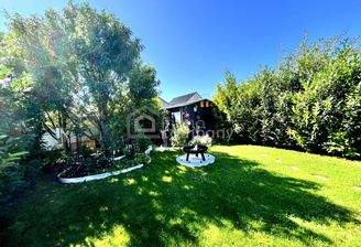 Garten mit Blick auf Feuerstelle und Hütte