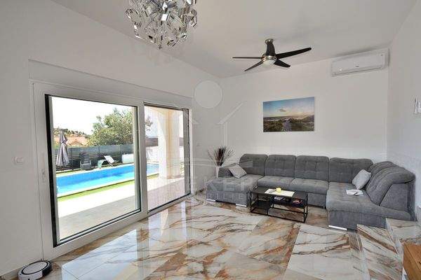 Vollständig möblierte Villa mit modernem Design