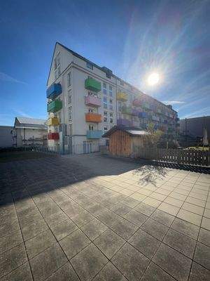 ... zwischen den beiden Wohnhäusern