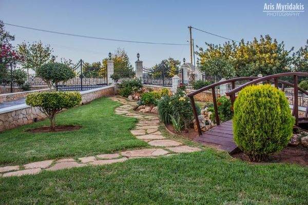 3 Luxusvillen mit Pool in Douliana