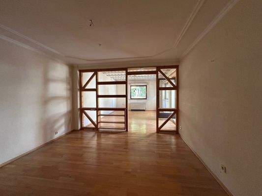 Wohn- und Essbereich mit Zugang zum Wintergarten