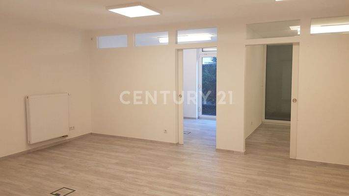 Hauptraum mit Blick in die zwei sep. Räume