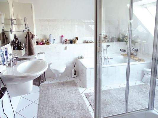 9 m² Badezimmer mit Badewanne und Fenster