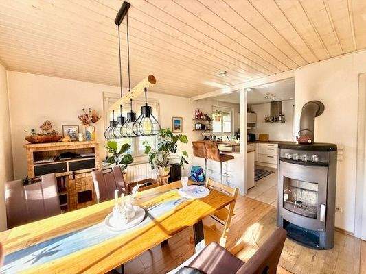 OG Blick von Essbereich in Küche