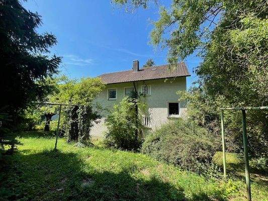 Hausrückansicht mit Garten