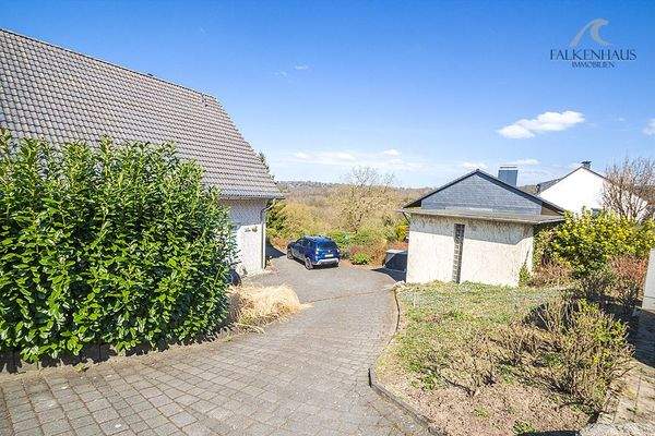 Zufahrt zum Haus und weitere Stellplätze vorhanden