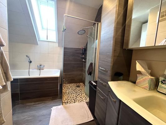 Bad mit Dusche und Wanne
