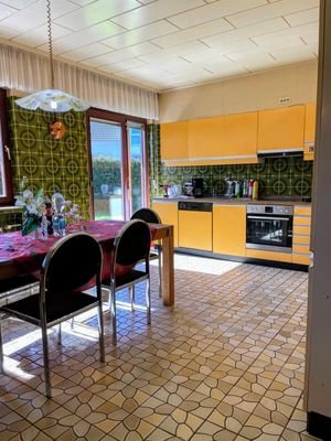 EG Küche mit Ausgang zur Terrasse.jpg