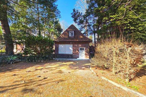 Auch eine Garage mit Nebenflächen steht zur Verfügung